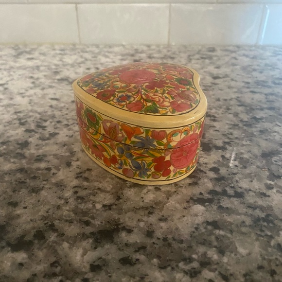 Folk Art hand carved & painted heart shaped trinket box - Picture 6 of 10